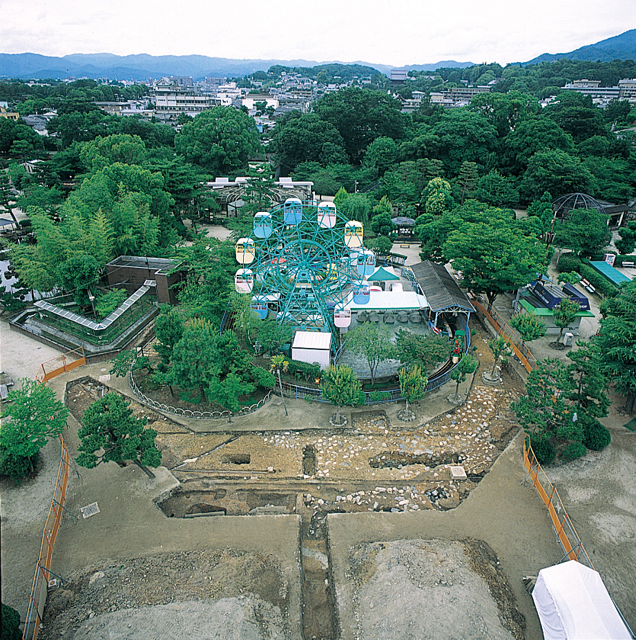 八角九重塔を知るキーワード 高さ約 81メートル 八角九重という前例のない形状の塔の建造は まだ二十代の若い白河天皇にとって威信をかけた事業であり 当時の最高の土木 建築技術を結集して建築されました 10 年に 京都市動物園内の発掘調査